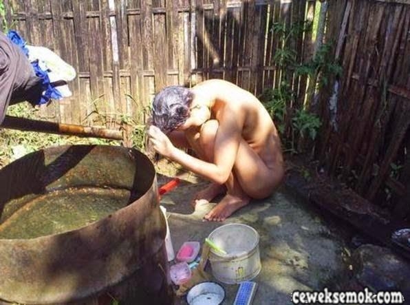 Gadis Desa Mandi Telanjang 2.jpg